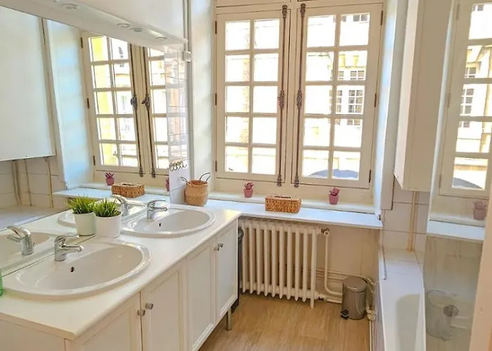 Grand 130m2 Vue Place Ducale Apartment